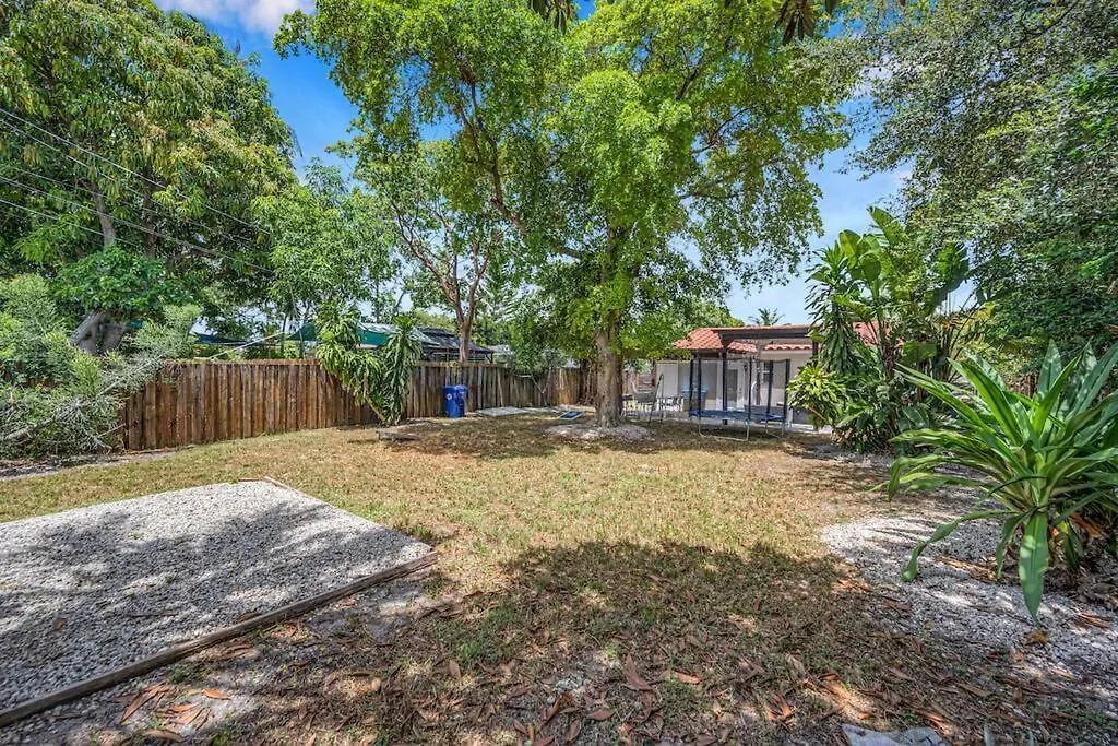 Two Bedroom Residence At Ft Lauderdale With Trampoline, Games & More-1