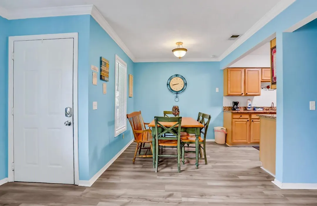 Charming Condo W/ Pool - 500 Yards To Beach, Near Lighthouse & Downtown-1