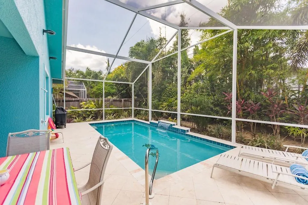 Spacious & Luxurious..Mile To Beach..Large Heated Pool & Shower-1