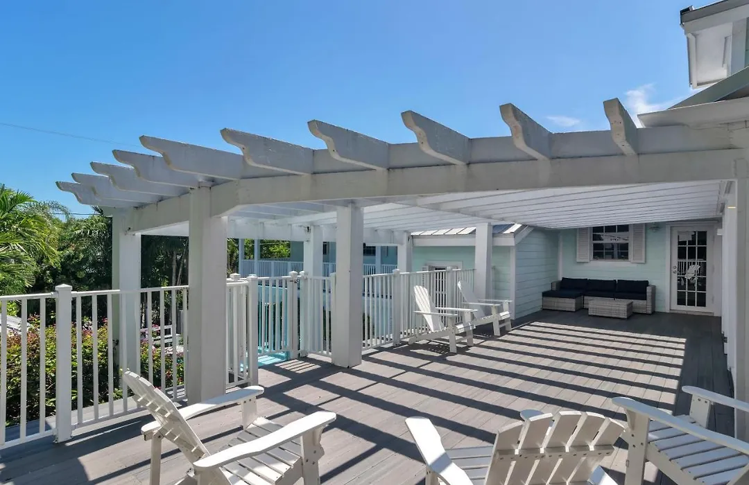 Sunny & Spacious Estate 5 Stars Location Heated Pool Included Game Room Playground-1