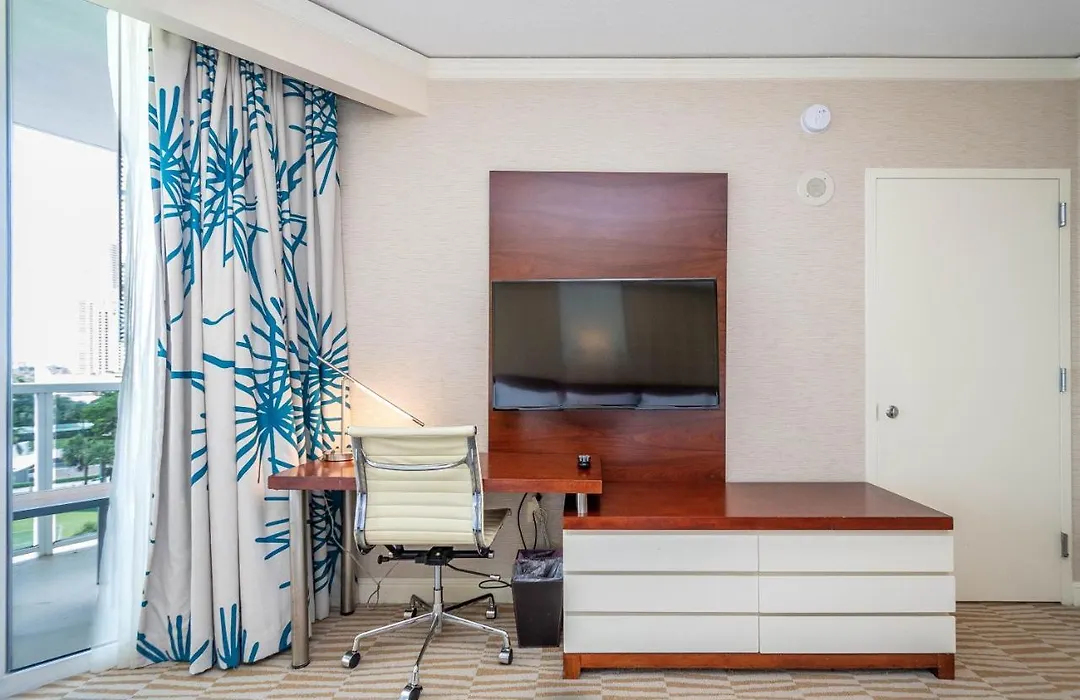 Trump International Beach Resort 2 Bedroom Apartment 1600 Sqf Ocean And Bay View-1