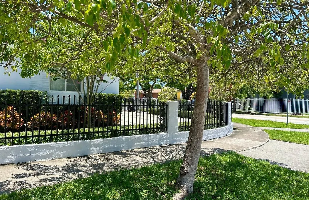 Main House 3 Bed 2 Bath & Guest House 1 Bed 1 Bath-1