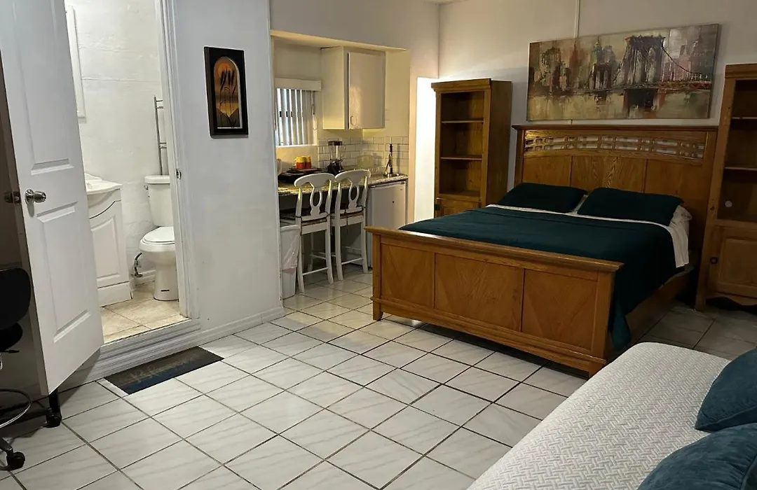 Cozy Queen Bed Studio With 60 Inch Smart Tv, Netflix, Airplay, Mini-Fridge, And 500 Mbps Wifi Near Fiu, Dolphin Mall, Airport-1