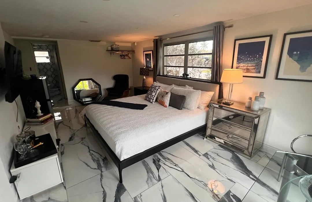 Paradise Gardens-Wilton Manors- Male Only-1