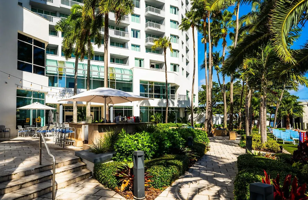 Waterview Condo- Spacious 2 Bedroom - Central - Steps To Beach-1