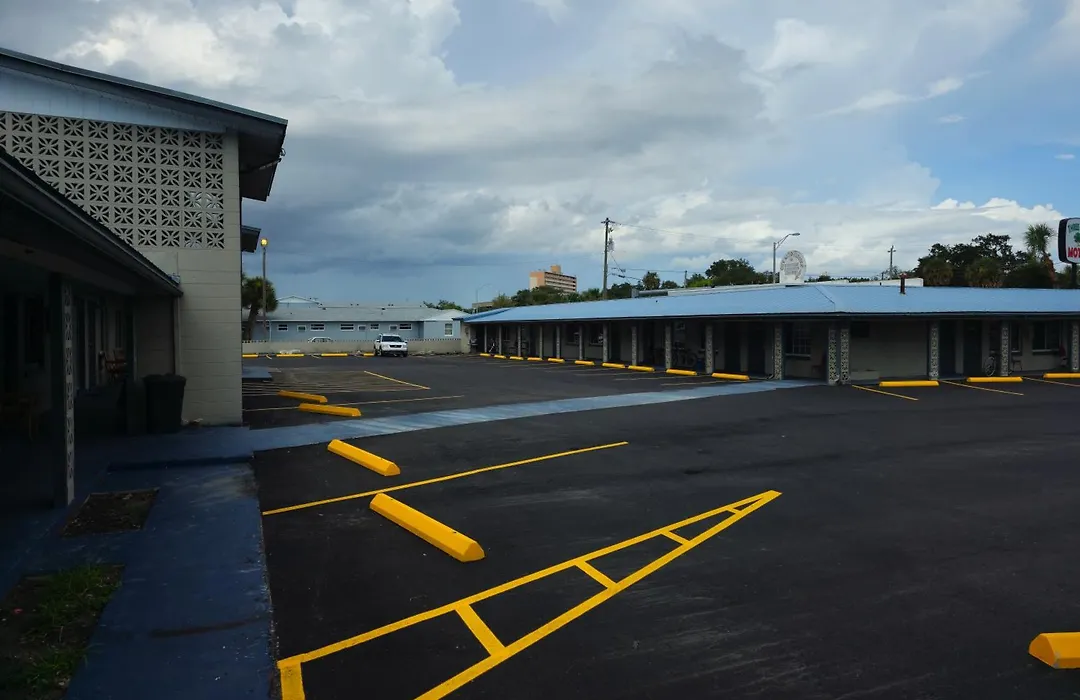 Three Oaks Motel - Titusville-1
