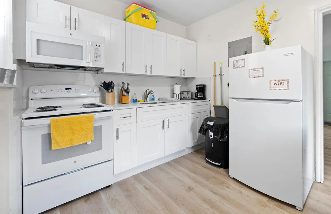 Enchanting Cozy Apartment 10 Min Away From Airport, Calle 8, Brickell, Coral Gables, The Beach And More!-1