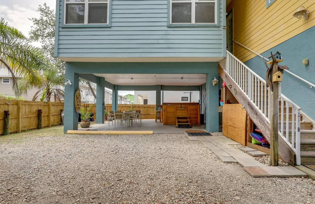 Walk To Indian Rocks Beach - Vibrant Condo-1