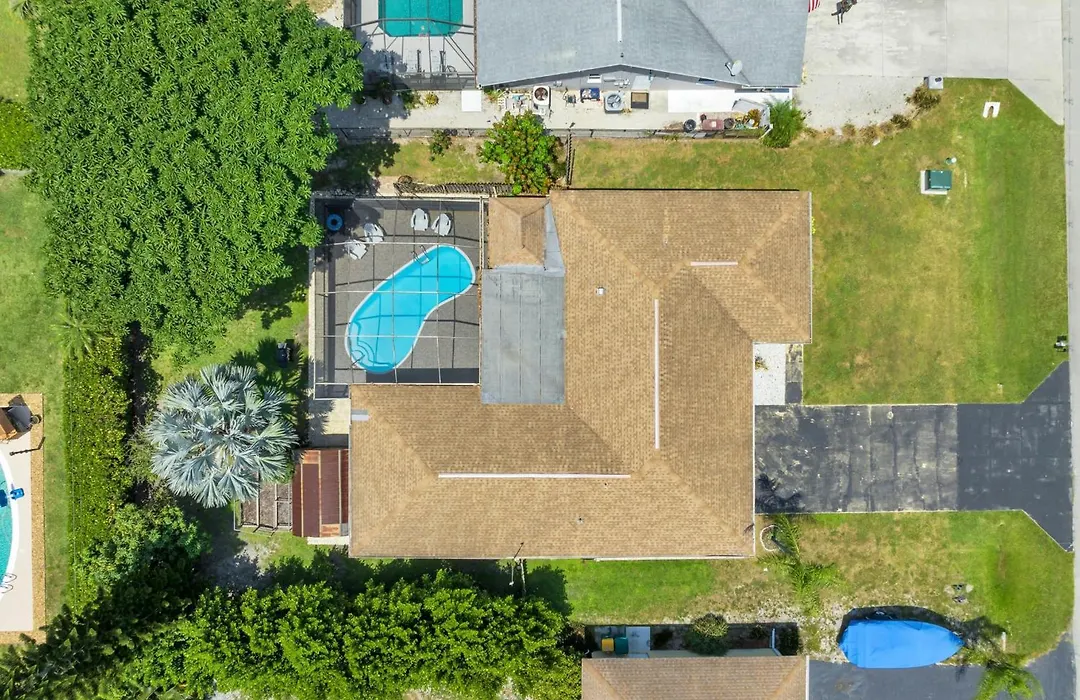 Salt Water Heated Pool Home With A Tiki Bar, A Garage Game Room And 4 Bikes-1