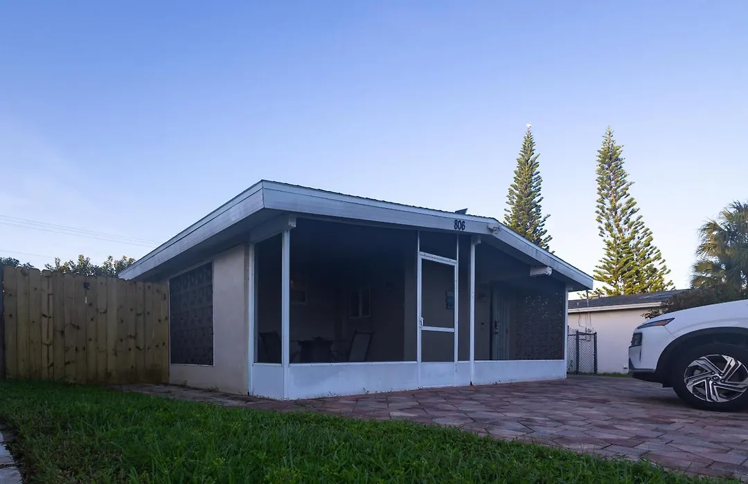 Comfy 3 Bedroom With Parking & Close To Everything-1