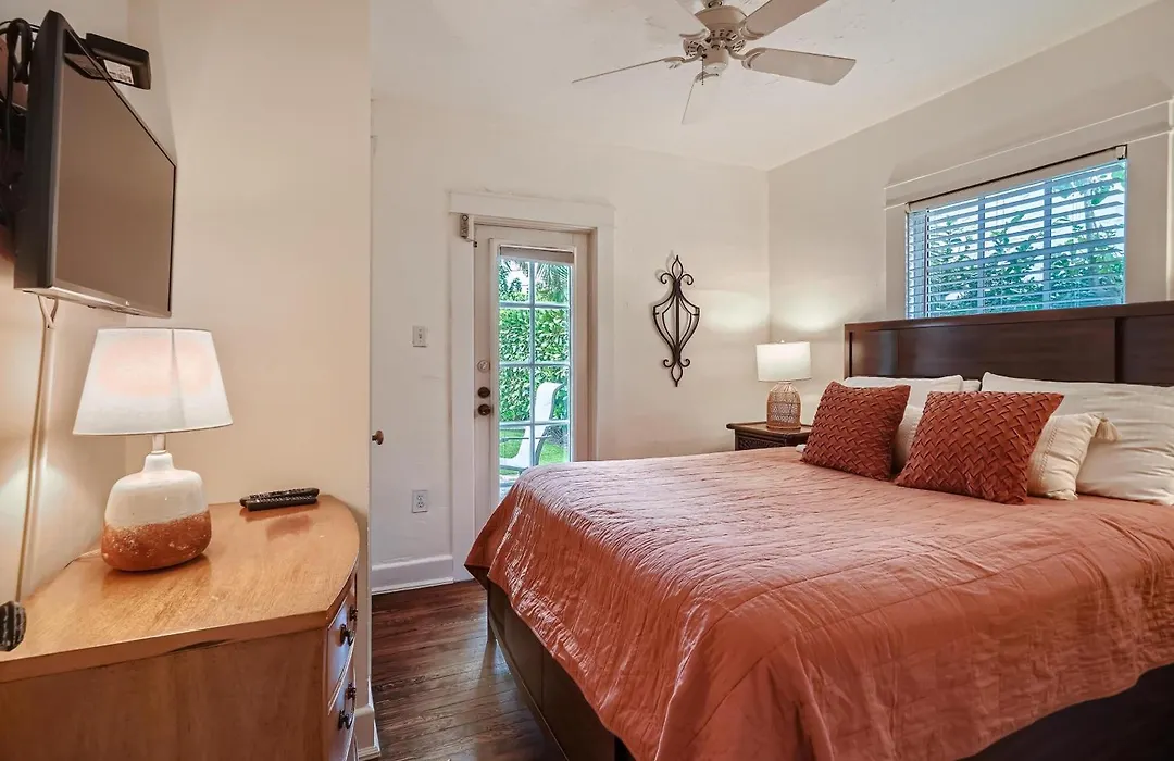 Casa Blanca - Chic Spanish-Style Cottage With Private Courtyard-1