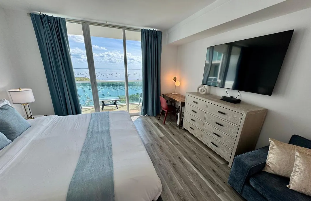 Balcony Ocean Views - Pool, Gym, Wi-Fi & Parking-1