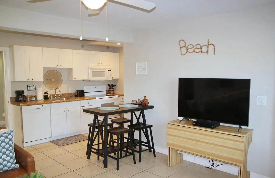 Naples Park Oasis - Cozy Two Bedroom Apartment-1