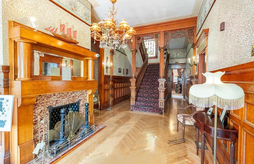 Deluxe Queen At The Curry Mansion - Parking & Heated Pool!-1