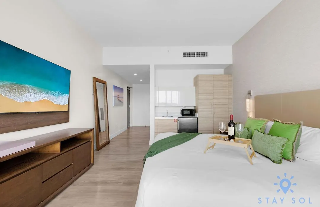 Hollywood Bliss - Near Beach Studio - Rooftop Pool-1