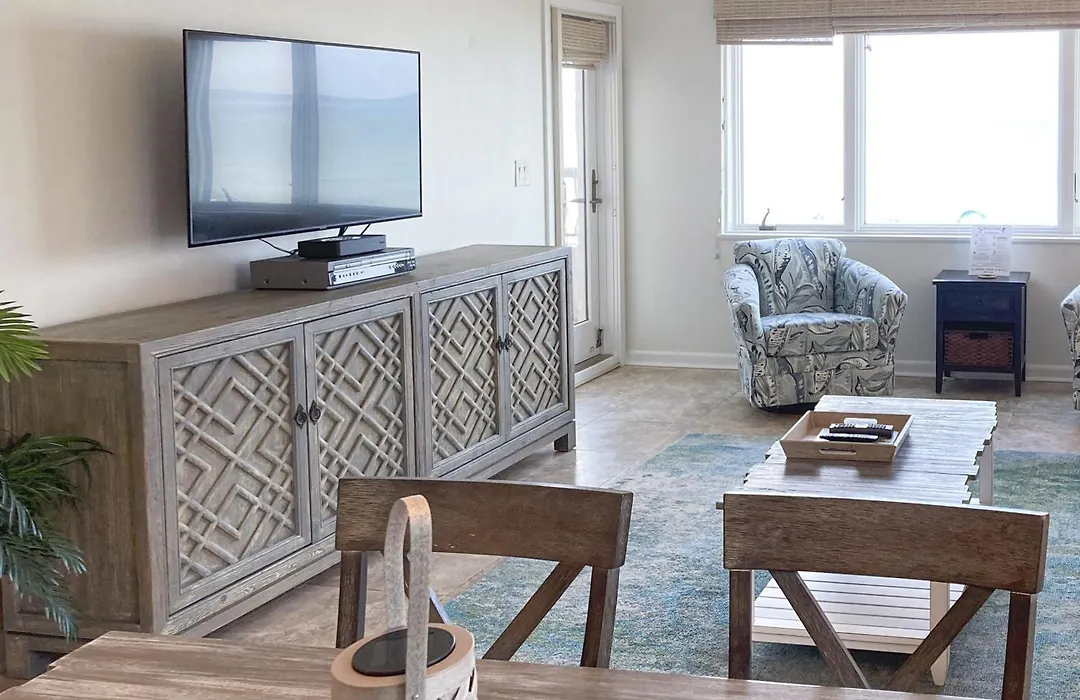 Beautiful Condo With Gorgeous Ocean Views From Balcony + Shared Pool & Free Wifi-1