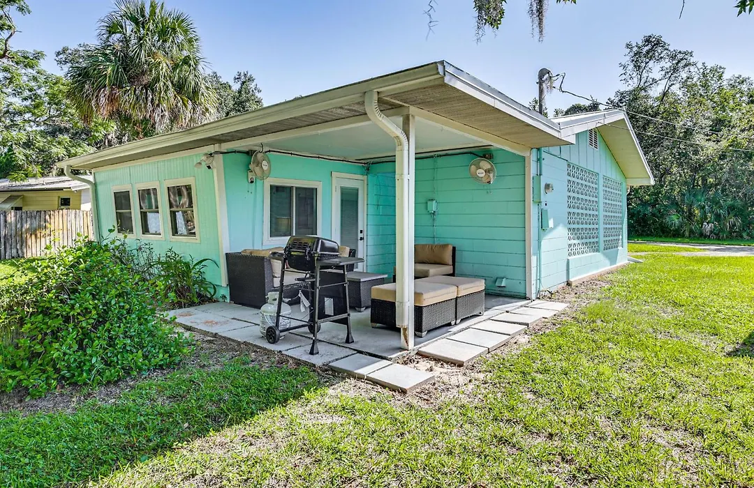 Walk To Crystal River: Home W/ Lanai & Yard!-1
