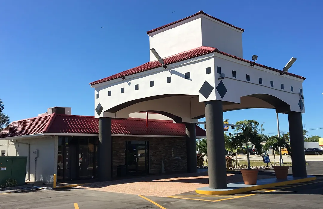 Days Inn By Wyndham Fort Myers-1