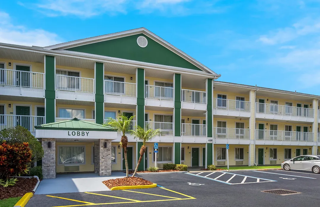 HomeTowne Studios by Red Roof Orlando - UCF Area-1
