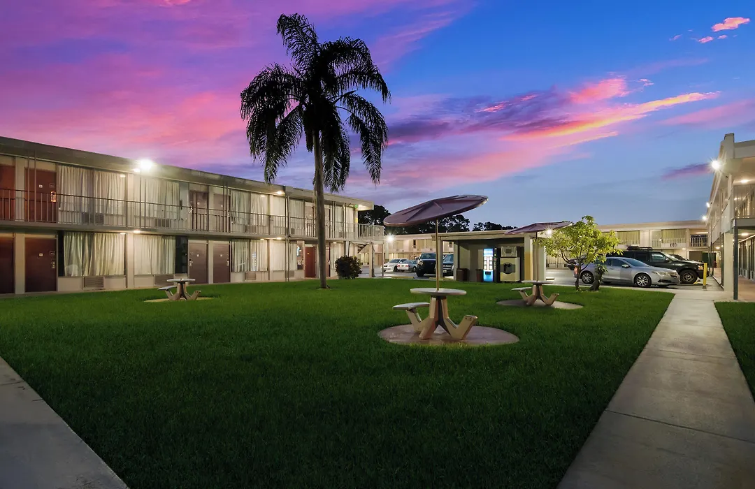 Hometowne Studios By Red Roof Vero Beach - I-95-1