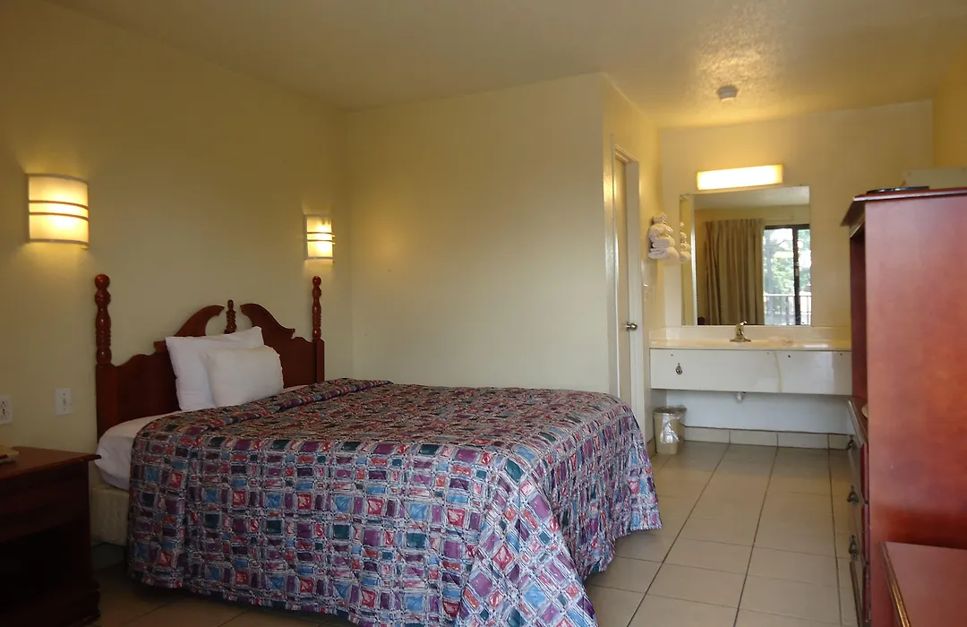 Super 6 Inn & Suites Pensacola-1