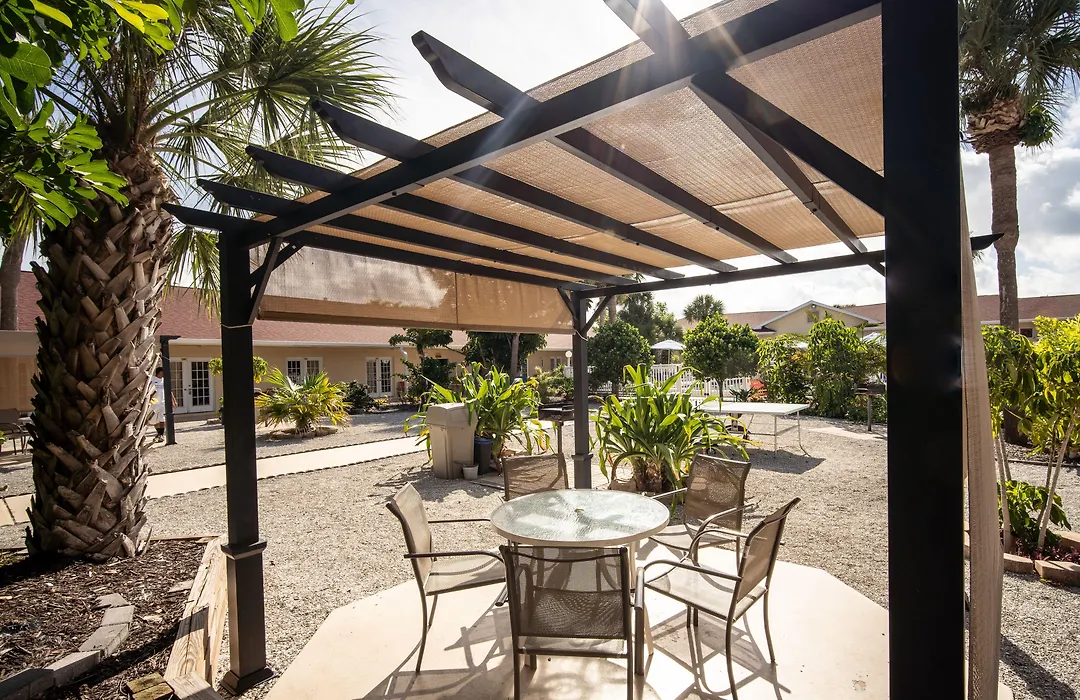 Island Sun Inn & Suites - Historic Venice & Beach Getaway-1