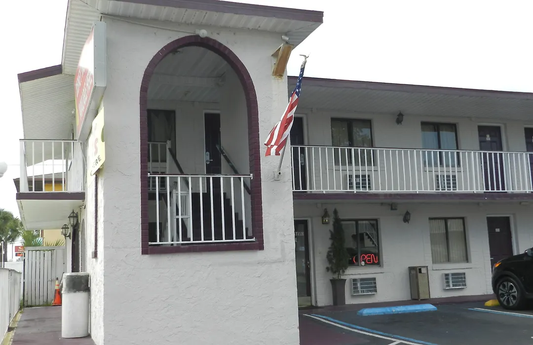 Maple Leaf Inn & Suites-1