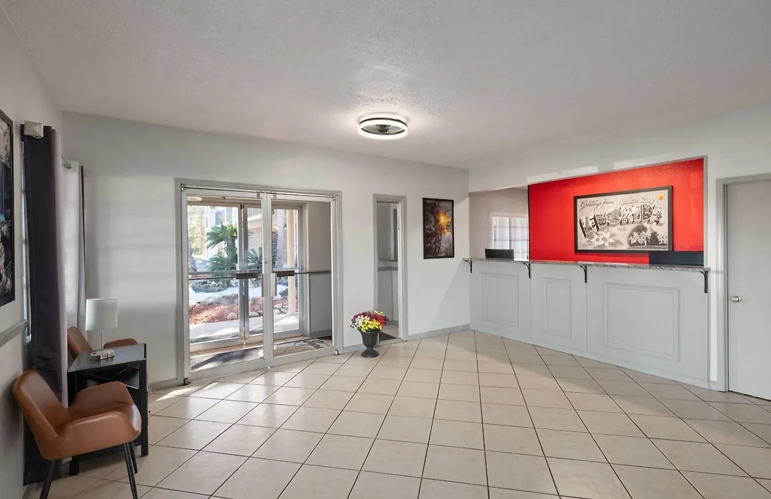 Super 8 By Wyndham Lake City-1