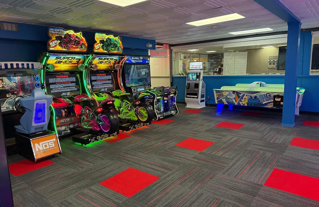 All-New, Ground-Floor, Huge Pool, Tiki Bar & Grill-1