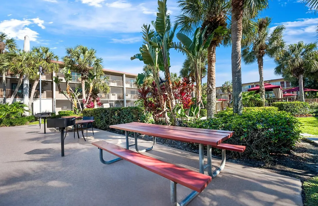 Red Roof Inn Plus+ & Suites Naples Downtown-5Th Ave S-1