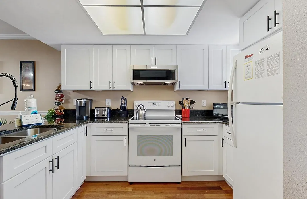 Waterfront Condo With Community Pools & Hot Tub - Walk To The Beach-1