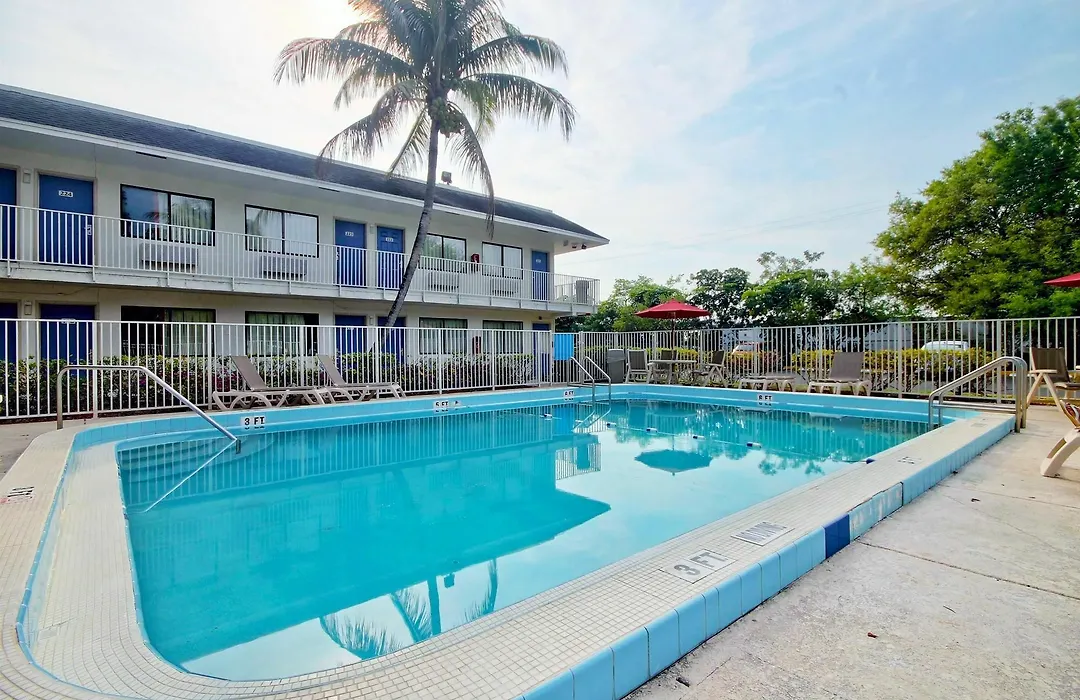 Travelodge By Wyndham Pompano Beach-1