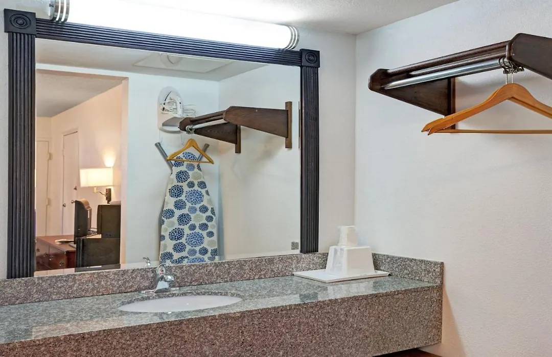 Zen Living Suites Extended Stay - Jacksonville - University Blvd-1