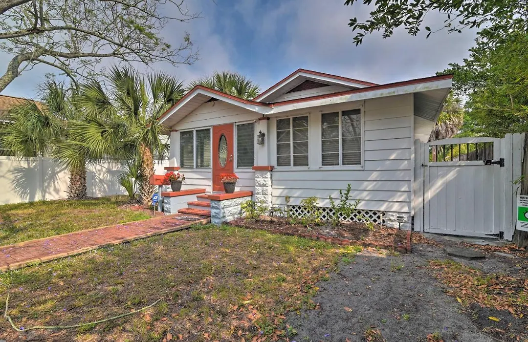 Sunny St. Pete Cottage ~ 1 Mi To Tropicana Field!-1