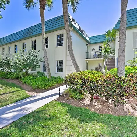 Naples Condo W/ Enclosed Balcony & Lake Views!-2