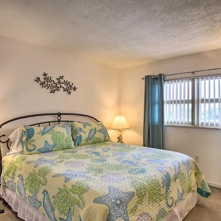 Sunny Cocoa Beach Condo W/ Balcony & Pool Access-2