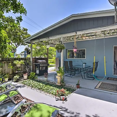 Shady And Eclectic Fort Lauderdale Dwelling With Yard!-3