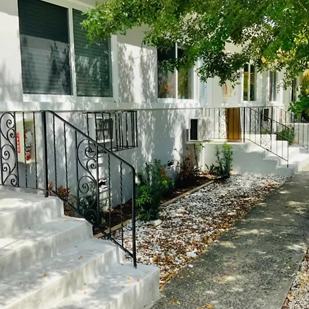 Adorable Private Apartments In The Heart Of Miami!-2