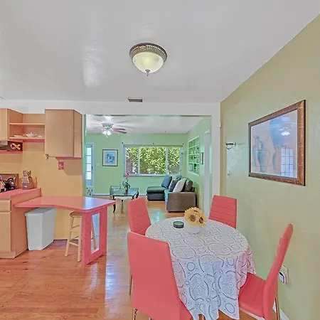 Supervilla - 3Br/1Ba - Pool - 5 Mins To Beach-2