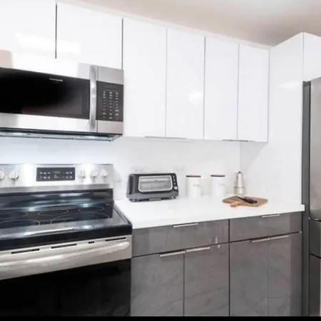 Luxury Quiet 2 Bedroom Midtown With Free Parking-2