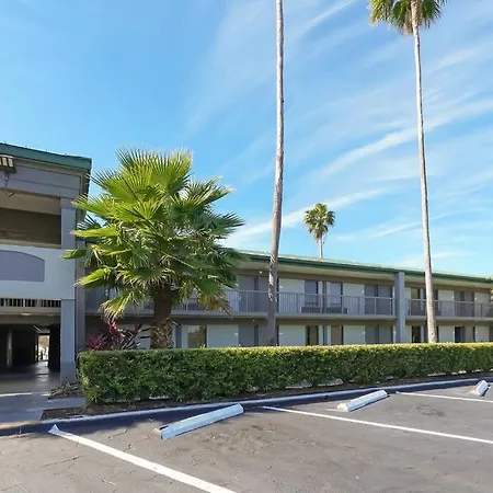 Room 127 - Waterfront, Heated Pool, Huge Tv, Tiki Bar & Grill-2