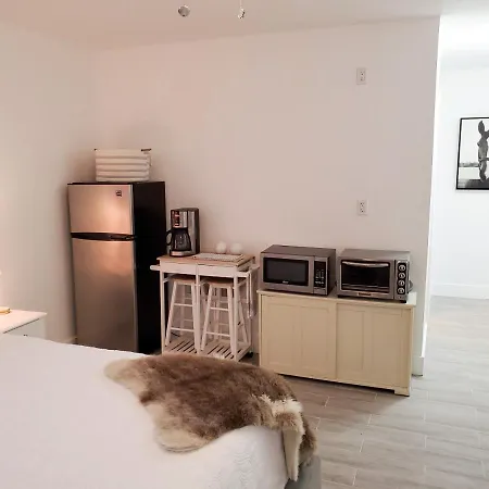 Stylish & Newly-Renovated Suites Near Las Olas-3