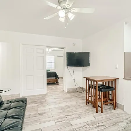 Sii 1 Bedroom Tropical Gem!-2
