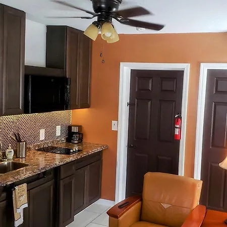 Stylish Suite Tampa Minutes To Hard Rock Casino-2