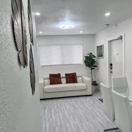 Stylish 2 Bedrooms Apartment By Miami International Airport-3