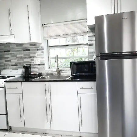 Glam Private Studio 4 Miles From Hard Rock Stadium-2