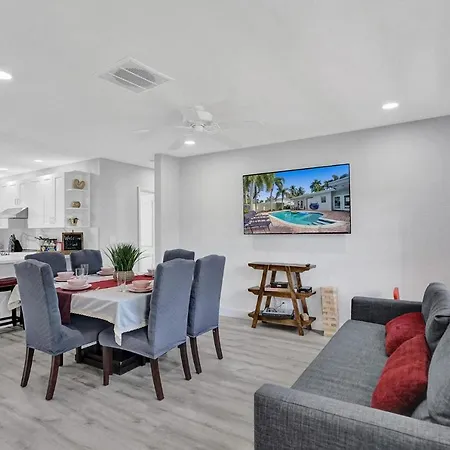 Modern 4Bdr Home With Pool By The Beach-3