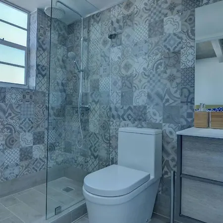 Oceanside Italian Luxury 2 Bedroom Apt With Free Parking-3