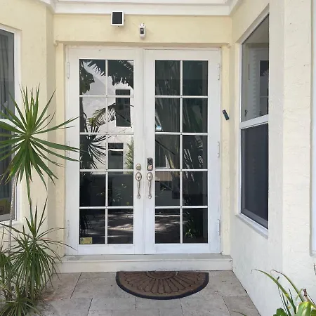 Las Olas Villa With 5 Bedroom, Lakeview, Dock & Pool-2