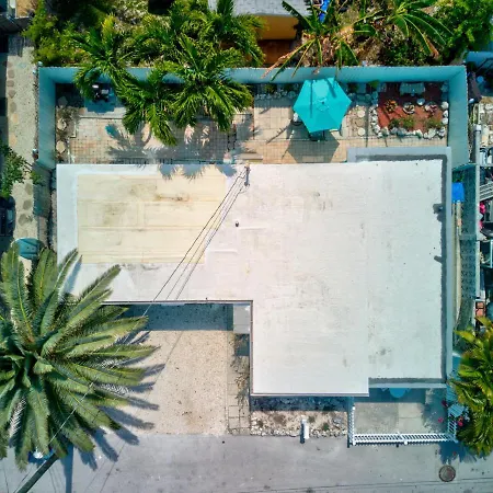 Exclusive Couples & Family Vacation Getaway! King Sized Bed, Sleeps 6 Guests-2